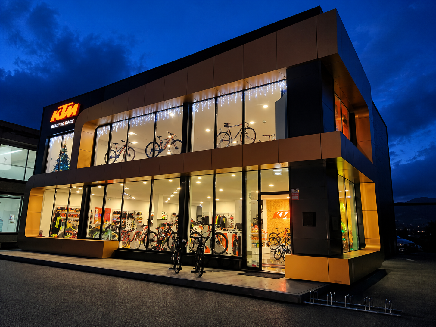 Estabelecimento MonçãoBike iluminado ao anoitecer