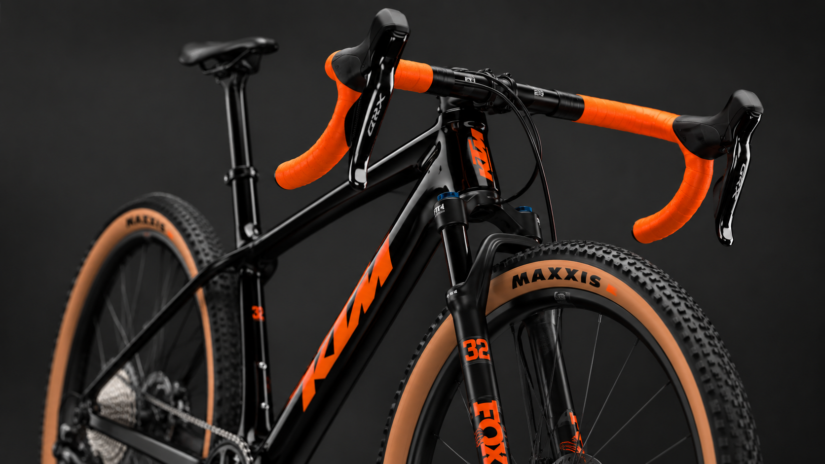 Pormenor de bicicleta KTM preta com guiador laranja
