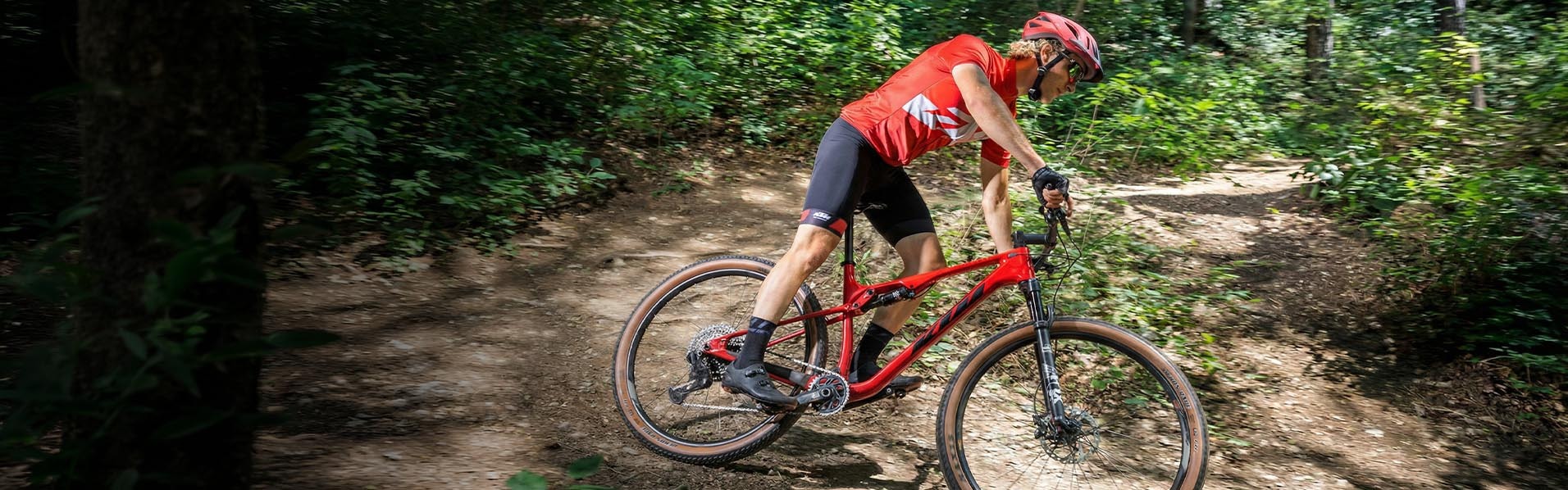 Ciclismo de montanha com uma bicicleta KTM