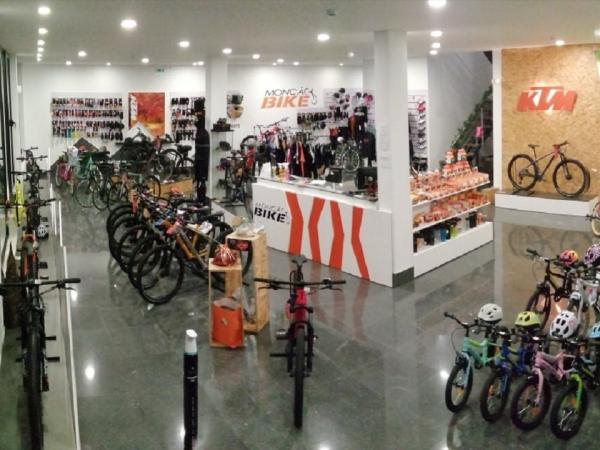 Interior da MonçãoBike, numa fotografia do arquivo da loja